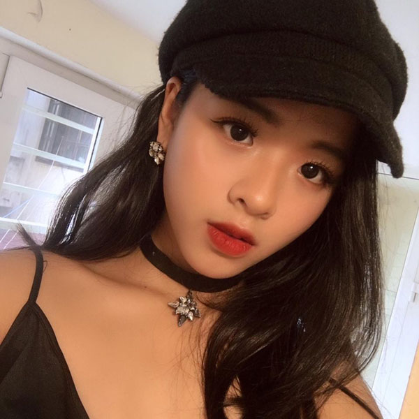 Ở tuổi 15, Hồng Khanh đã ra dáng một thiếu nữ với gương mặt xinh đẹp và thần thái.