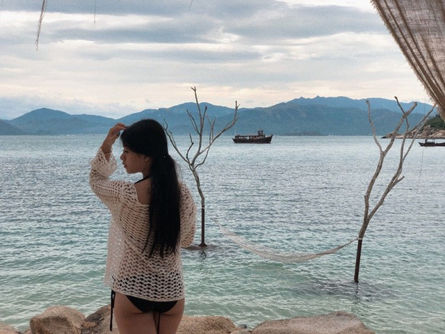 Hồng Khanh cũng mạnh dạn đăng ảnh chụp với áo tắm, khoe vóc dáng của tuổi mới lớn.