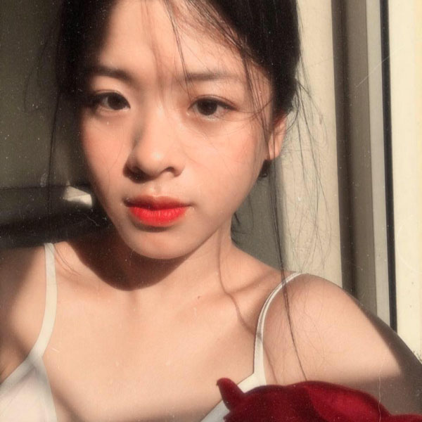 Hồng Khanh thường xuyên đăng ảnh lên trang cá nhân và nhận được hàng trăm lượt yêu thích từ bạn bè.