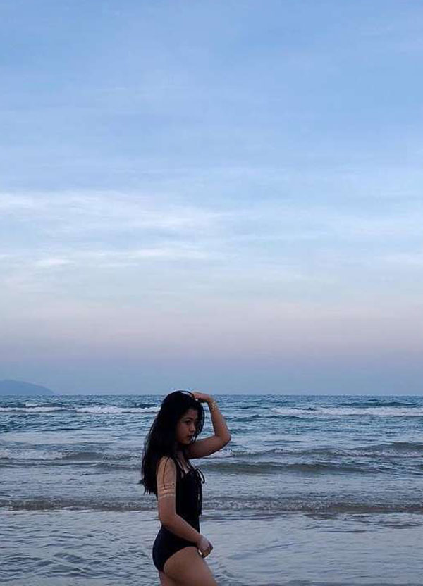 Hiện tại ngoài việc học, Hồng Khanh còn tham gia biểu diễn nghệ thuật.