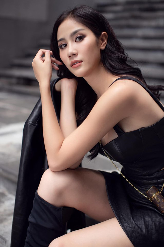 Mỗi lần xuất hiện trước công chúng, người đẹp quê Nghệ An luôn chỉn chu hình ảnh, đầu tư trang phục.