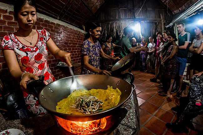 Gia đình địa phương tại homestay mà nhiếp ảnh gia Todd chào đón anh bằng bữa sáng đậm chất Việt Nam-bánh xèo miền Tây.


