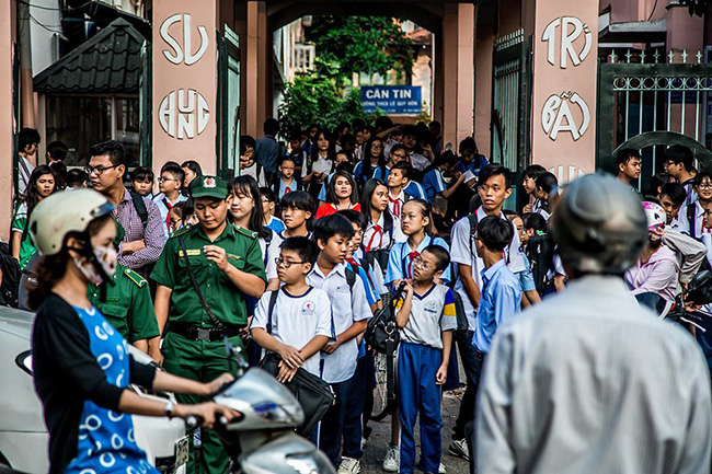 Khu trung tâm Sài Gòn trở nên đông đúc mỗi khi đến giờ tan trường.


