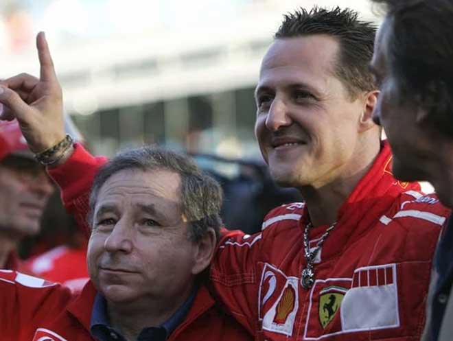 Michael Schumacher bên cạnh Jean Todt (trái)