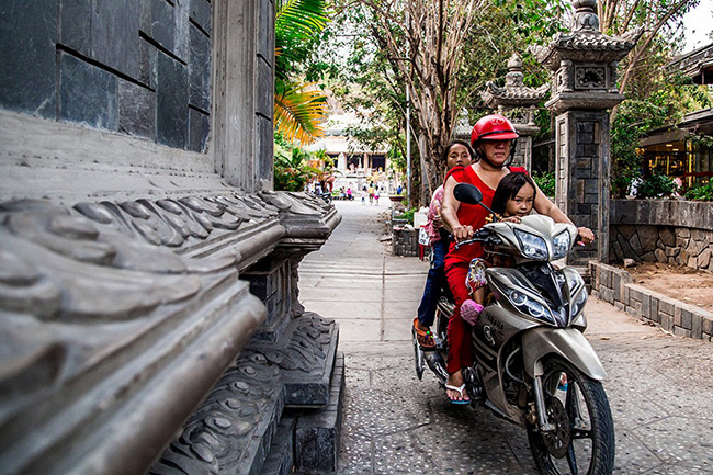 Xe máy là phương tiện chính của người dân Việt Nam.


