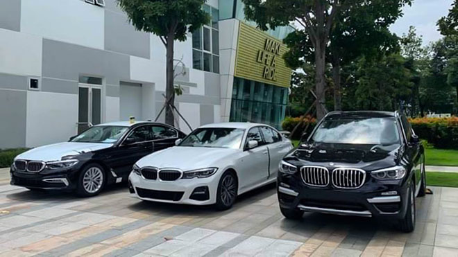 Chiếc BMW 3-Series thế hệ 7 (G20) màu trắng và được chụp lại tại khu vực phía sau showroom THACO BMW quận 2.
