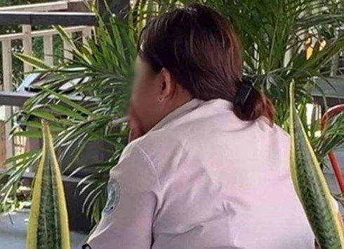 Học sinh vô tư hút thuốc trong quán cafe 