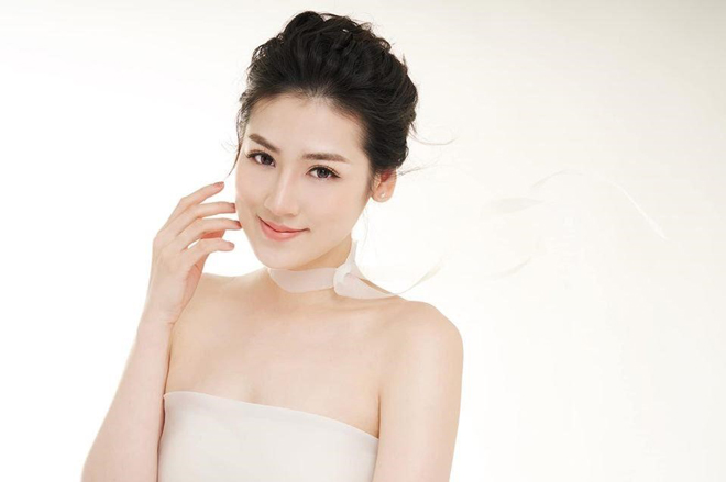 Ngắm bộ ảnh gợi cảm, soi bí kíp mi nhon "thần tốc" của Á hậu Tú Anh sau sinh - 2