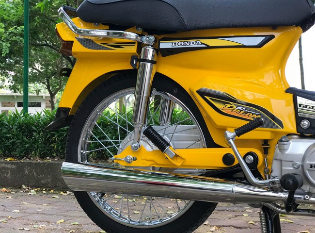 Phuộc treo và bánh sau xe.