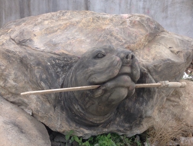 Rùa đá này nặng 20 tấn, có đầu ngẩng lên cao và ngậm gươm báu. Rùa có chiều dài khoảng 3m, chiều rộng 2,5m và cao khoảng 1,5m.