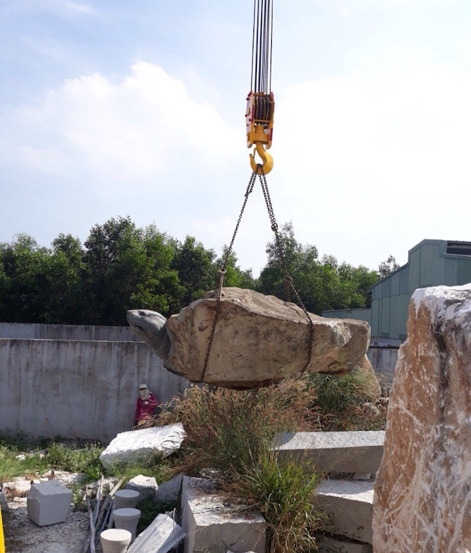  Tảng đá ban đầu được ông mua và vận chuyển bằng xe cẩu từ Lâm Đồng về Đồng Nai. Sau hơn 3 tháng điêu khắc cùng 5 người phụ giúp, tác phẩm thành hình rất đẹp mắt và có hồn.