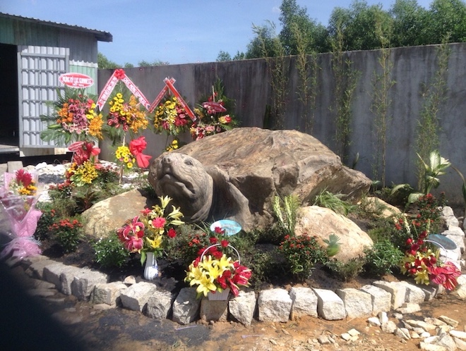 Tác phẩm “Hồn thiêng đất Việt” là một con rùa đá do nghệ nhân Vũ Thế Thái (46 tuổi, ngụ tỉnh Đồng Nai) điêu khắc.