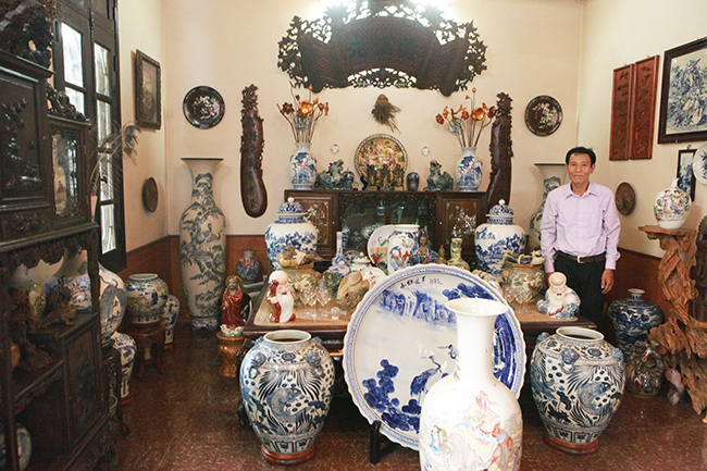 Ông Nguyễn Đắc Sơn (Trung Văn, Hà Nội) là chủ nhân của bộ sưu tập gốm sứ giả cổ này. Trong căn nhà 3 tầng và một tầng hầm, ông trưng bày hàng trăm món đồ gốm nhìn rất hài hòa, bắt mắt.