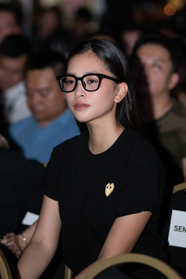 Đặc biệt, là sự xuất hiện âm thầm của hoa hậu Tiểu Vy, không make up, không áo quần lộng lẫy, nàng hậu lặng lẽ ngồi sau hàng ghế khán giả theo dõi và cỗ vũ cho các thí sinh. Được biết, trước đó hoa hậu Tiểu Vy bị đau mắt nhưng cô vẫn bất chấp đến tổng duyệt và trình diễn tại đêm thi Top Model.