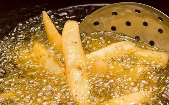 Ăn đồ chiên rán nhiều dễ có nguy cơ gây ung thư. (Ảnh minh họa)