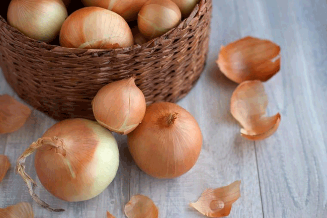 6. Vỏ hành tây rất giàu chất dinh dưỡng, như quercetin, một sắc tố thực vật có thể ngăn ngừa tắc nghẽn động mạch, hạ đường huyết và giảm viêm. Mặc dù lớp vỏ này không ăn được, bạn vẫn có thể thu nhận những lợi ích sức khỏe bằng cách thêm chúng vào nước dùng trong khi nấu súp và món hầm.