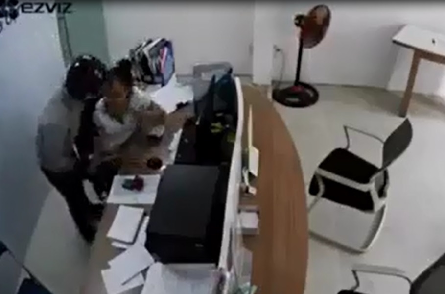 Lợi dụng lúc nữ nhân viên không chú ý, đối tượng kề dao vào cổ nạn nhân