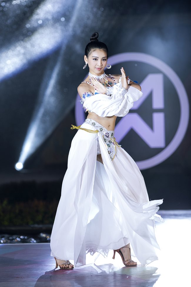 Từng nằm trong top 3 đề cử “Người đẹp tài năng” tại cuộc thi Hoa hậu Việt Nam 2018, LêThanh Tú lại một lần nữa khẳng định khả năng nhảy múa của mình qua màn hóa thân Nữ hoàng trong điệu múa Ai Cập “bốc lửa”.