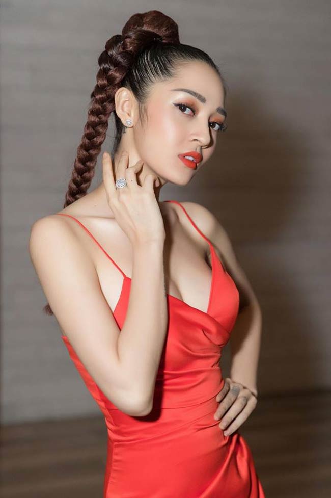 Không cần phụ trợ, vòng 1 quyến rũ của Bảo Anh đẹp ở nhiều góc nhìn.