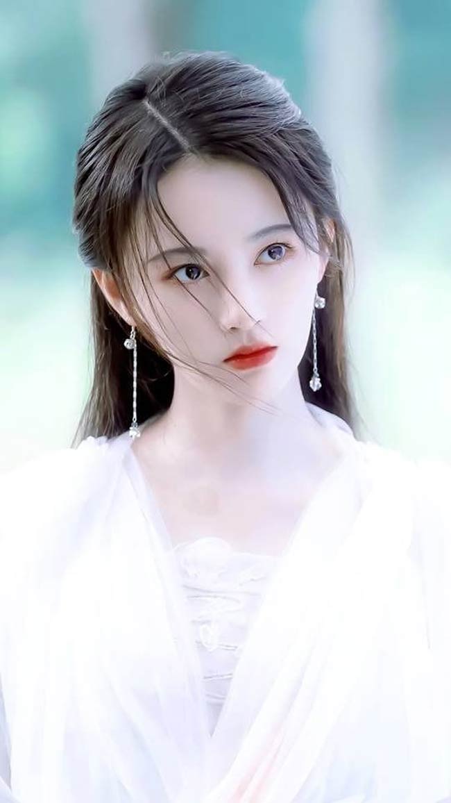 Họ Cúc thích chăm sóc da bằng phương pháp thiên nhiên. Cô từng chia sẻ:&nbsp;&#34;Uống nước giúp da khỏe mạnh, sáng đẹp từ bên trong, thúc đẩy bài tiết các chất độc ra ngoài cơ thể. Tuy nhiên, uống mãi nước tinh khiết sẽ cảm thấy nhàm chán. Bạn có&nbsp;thể đổi qua uống&nbsp;nước trà xanh. Hàm lượng vitamin C trong trà xanh gấp 5 lần so với chanh.&nbsp;Vitamin A và vitamin B2 có trong trà xanh giúp làm dịu da, tiêu mụn, nhăn ngừa hình thành sắc tố và tàn nhang.&#34;