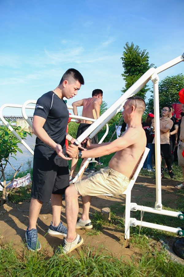 Các HLV thể hình đến từ California Fitness & Yoga hướng dẫn người dân địa phương tập luyện.