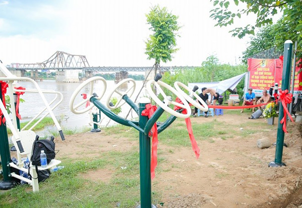 Các thiết bị xoay eo, tập vai... hỗ trợ người tập tăng cường sức khỏe.