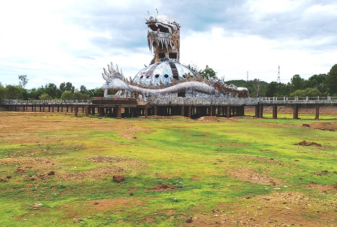Công viên nước 'kinh dị' không còn nước