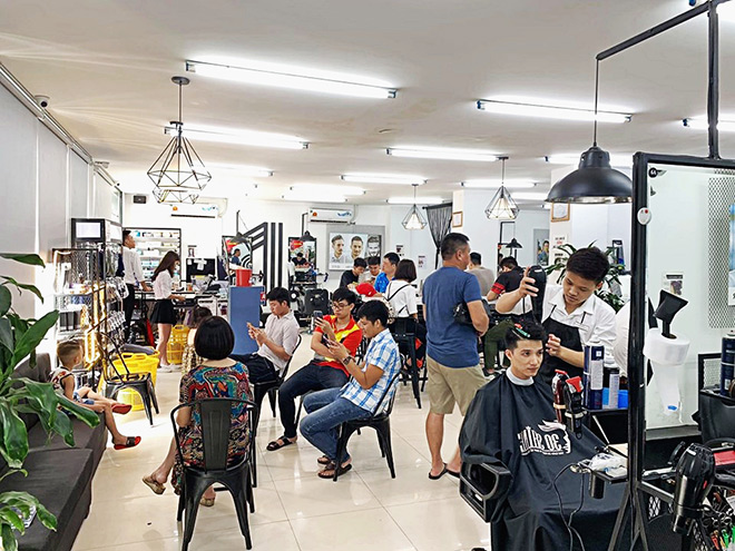 Cắt tóc nam giờ đã không còn phải ngồi vỉa hè hay các tiệm bình dân chật chội