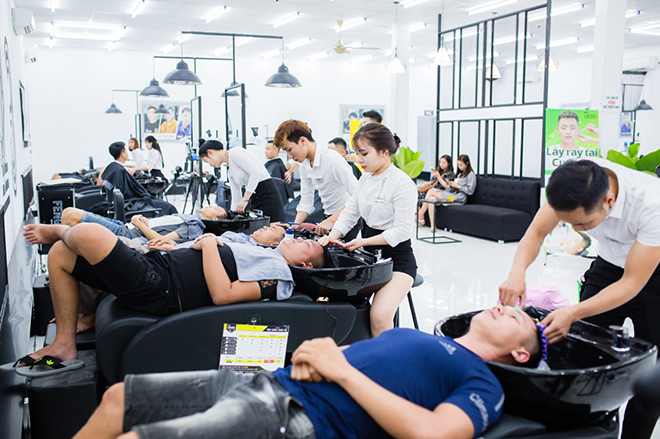 Nam giới hiện đại giờ đi cắt tóc không chỉ đơn giản là cắt, tại 30Shine được phục vụ quy trình 7 bước từ cắt tóc tới chăm sóc da mặt