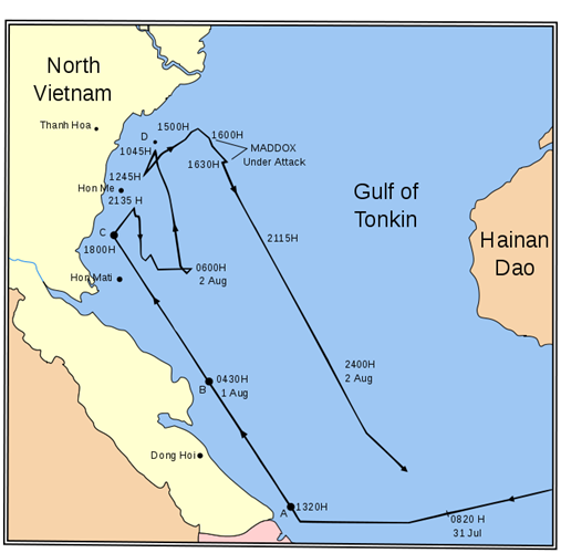 Đường di chuyển của khu trục hạm USS Maddox (Ma-đốc)trong cuộc hành quân "ngụy tạo hiện trường giả". Dựa trên tấm bản đồ này, có thể thấy rõ ràng rằng Hải quân Mỹ đã trắng trợn đi vào vùng biển Việt Nam. (Nguồn ảnh: Wiki).