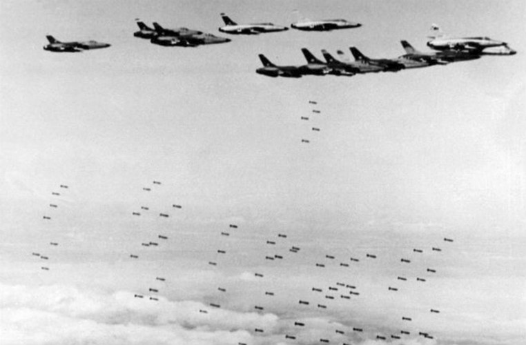 Trong ngày 5/8/1965, Mỹ đã tiến hành chiến dịch Mũi Tên Xuyên nhằm ném bom một số cửa biển quan trọng của Việt Nam nhằm mục đích "trả đũa" cho sự kiện vịnh Bắc Bộ. Đây cũng chính là chiến dịch mở đầu cho những cuộc chiến tranh phá hoại miền Bắc trong suốt 9 năm sau đó.