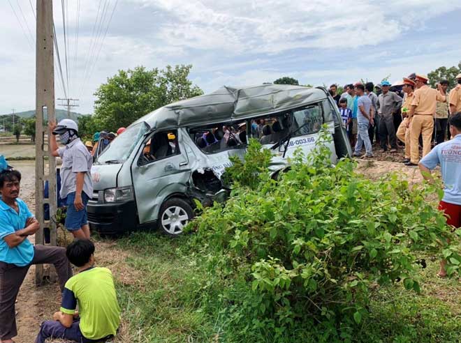 Chiếc xe 16 chỗ bị biến dạng sau khi đâm vào tàu hỏa.