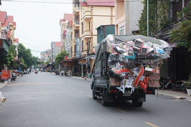 Bà Yến, một tiểu thương chuyên buôn bán quần, áo, giày, dép cho người “cõi âm” cho biết: “Không hiểu sao năm nay lại vắng khách đến mua vậy, năm ngoái tầm này ô tô xếp hàng dài gần 1km chờ lấy  hàng.  Có lẽ năm nay nhiều người bán quá chăng”