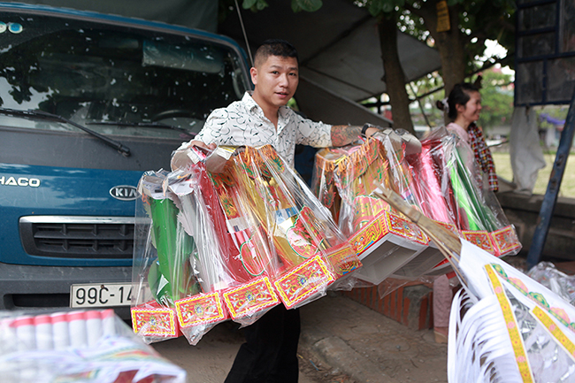 Anh Nam, khách đến nhập hàng cho biết, đầu tháng 7 Âm lịch đa số nhập các loại hàng phục vụ cho tứ phủ.