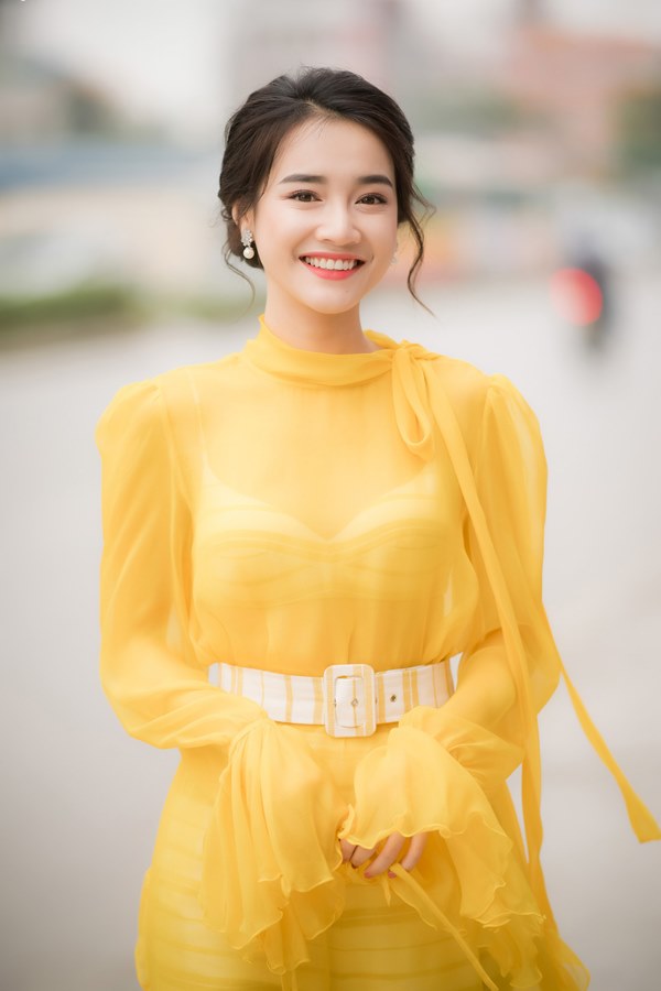 Váy xuyên thấu hở nội y vô cùng gợi cảm.