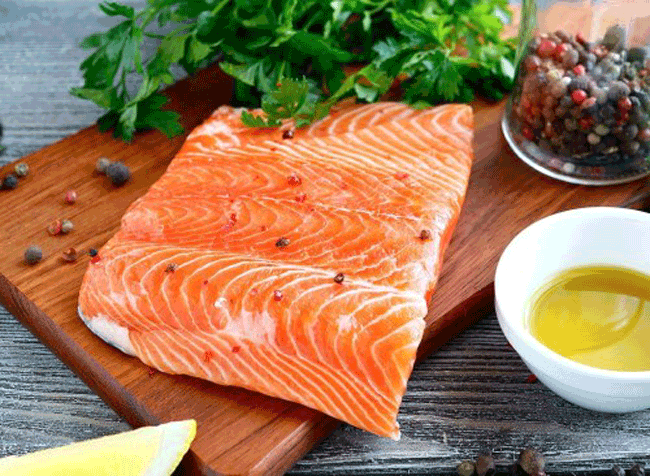 1. Cá hồi rất giàu vitamin B12, axit béo omega-3 thúc đẩy việc tạo ra oxit nitric. Loại cá này cũng có hàm lượng protein cực và rất giàu vitamin B-6, giúp thúc đẩy quá trình sản xuất máu, tốt cho các cơ trên và dưới của “cậu nhỏ”. Thêm vào đó, một nghiên cứu trên Tạp chí quốc tế về nghiên cứu bất lực cho thấy rằng, ăn chế độ có nhiều cá, ngũ cốc và chất béo lành mạnh (như omega-3) có thể cải thiện chức năng cương dương ở nam giới.