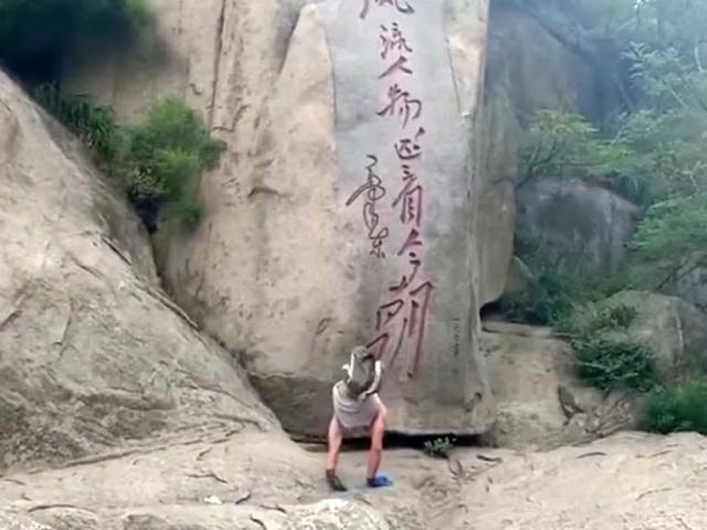 Media - Chàng thanh niên dùng tay leo 8.000 bậc thang lên núi Thái Sơn