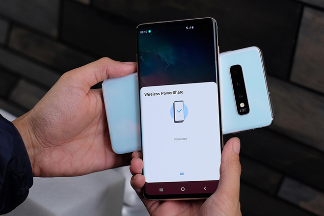 Galaxy S10 và Mate 30 Pro là những smartphone hỗ trợ sạc không dây ngược&nbsp;hiện nay.