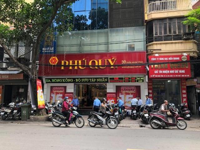 Kinh doanh - Giá vàng tăng vọt, phố vàng vắng vẻ: "Tay to" đi cửa VIP giao dịch?