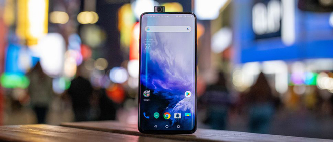 OnePlus 7 Pro với camera bật lên.