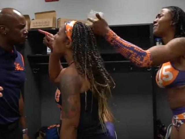 Thể thao - Ngượng chín mặt: Nam HLV xộc vào phòng dàn mỹ nhân đang thay đồ