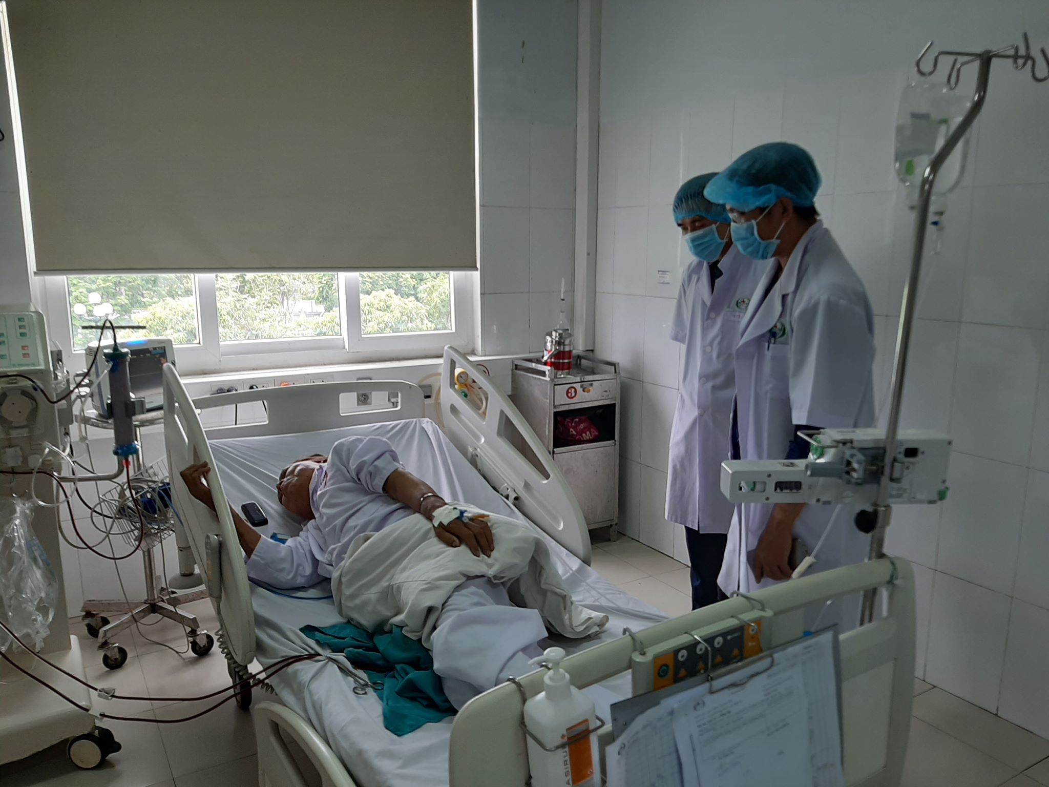 Bệnh nhân bị sốc khi chạy thận đang điều trị tích cực tại BV Hữu nghị Đa khoa Nghệ An