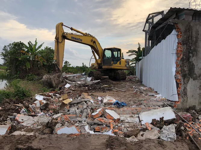Cơ quan chức năng tiến hành tháo dỡ các công trình, kiến trúc trên đất sau khi thu hồi đất của gia đình ông Nguyễn Tiến Hải