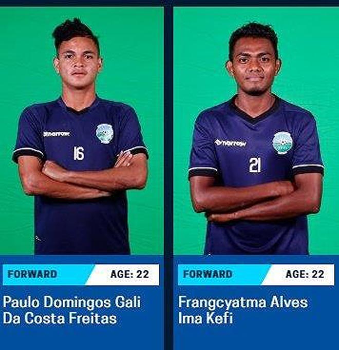 Hai cầu thủ U-15 này của Đông Timor đang bị ném đá vì cho rằng gian lận tuổi.