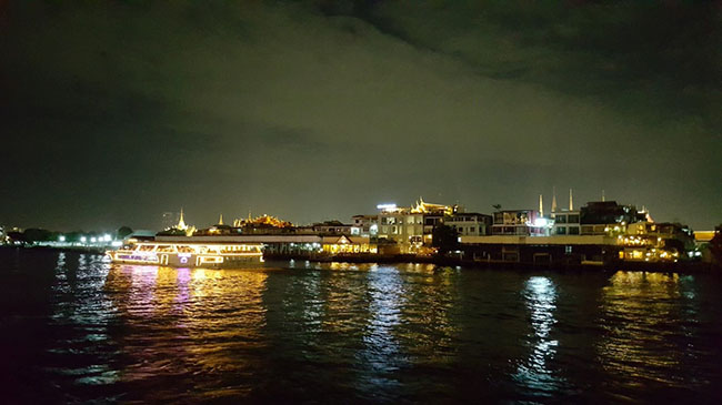 Sự lộng lẫy của Bangkok về đêm khi du thuyền trên sông vào buổi tối