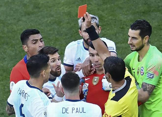 Messi phải nhận thẻ đỏ trong trận đấu với Chile tại Copa America 2019