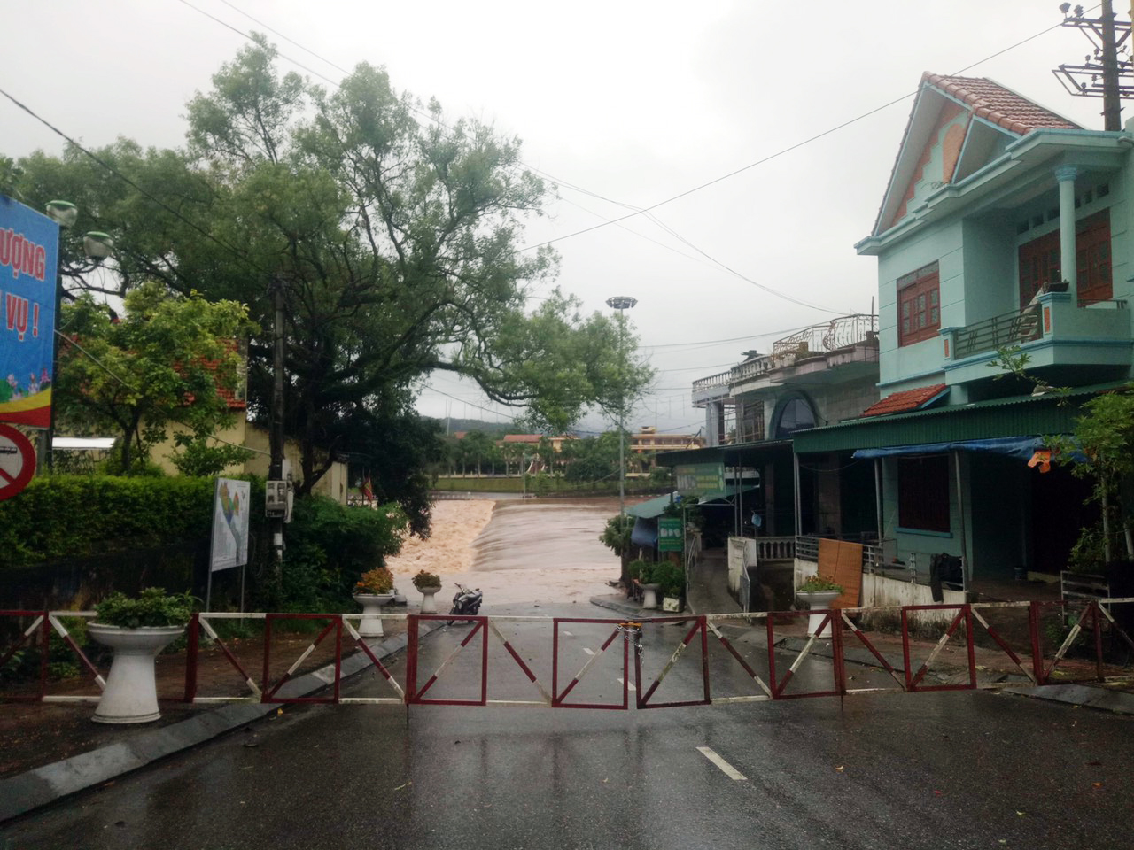 &nbsp;Các ngầm tràn đều có barie, người trực đảm bảo an toàn cho người dân. Ảnh Thái Bình/Báo Quảng Ninh.