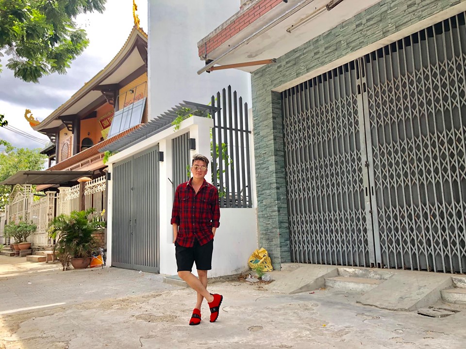 Đàm Vĩnh Hưng đứng trước nhà Mỹ Tâm ở Đà Nẵng: “Muốn mua căn này quá” - 1