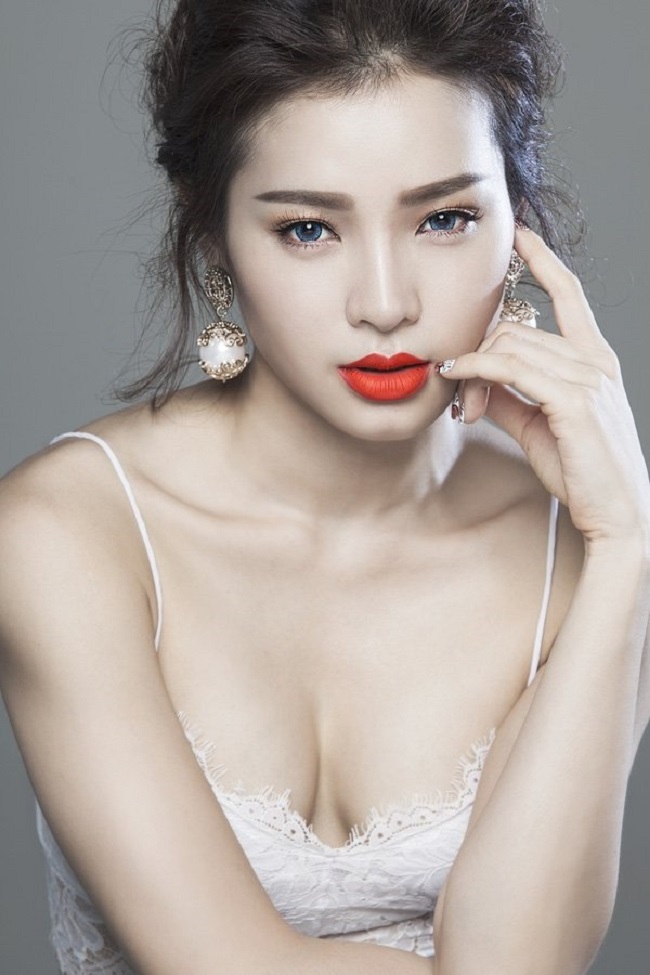 Là một trong những người đẹp đình đám của showbiz Việt, Phương Trinh Jolie cũng từng lên tiếng với quan điểm: &#34;Tôi chỉ yêu ai kiếm được 100 triệu đồng mỗi tháng&#34;. Câu nói này làm cho mọi người có phần &#34;hoang mang&#34; vì con số 100 triệu đồng không hề nhỏ.