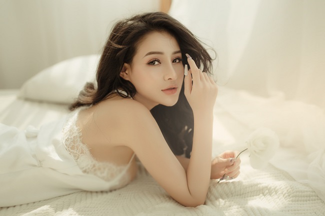 Cách tạo dáng vô cùng chuyên nghiệp, không thua bất cứ người mẫu chuyên nghiệp nào. Mỹ nhân quê Bình Định nổi tiếng với vòng 1 khủng. Vì vậy Ngân 98 luôn tận dụng những bộ váy đen bó sát, khoét cổ rộng, xẻ sâu để khoe đường cong cơ thể.&nbsp;Ngân 98 từng ấp ủ dự định lấn sân sang ca hát và làm DJ. Tuy nhiên, khán giả ít thấy cô xuất hiện tại các sự kiện.